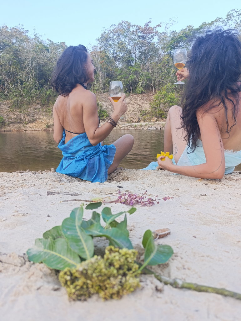 Taças de Sintropia sendo degustadas às margens do rio Jequitinhonha